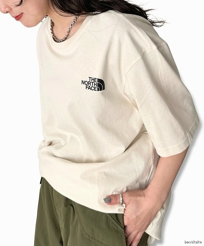 The classic and simple style white T-shirt of The North Face.