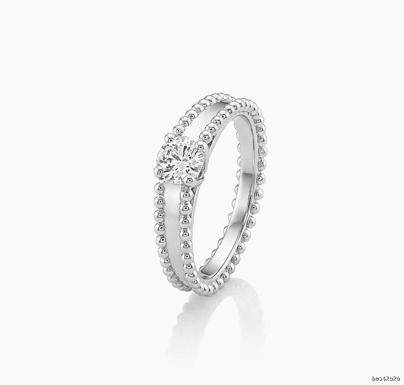 Van Cleef & Arpels diamond minimalist style ring